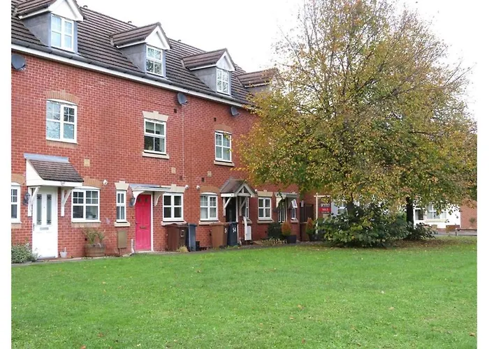 Hawksworth House In Birmingham Near Solihull, Near Nec, Hs2, Jaguar Land Rover, Bear Grylls Centre, Resorts World And Birmingham Airport With A Garage And Free Parking, Great For Families