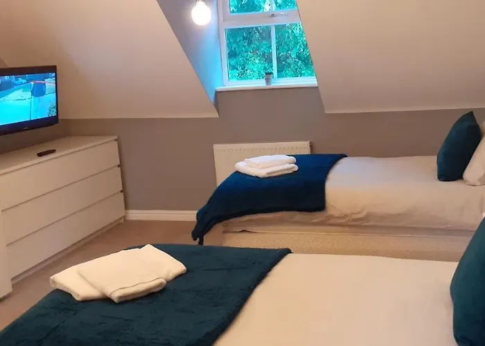 Hawksworth House In Birmingham Near Solihull, Near Nec, Hs2, Jaguar Land Rover, Bear Grylls Centre, Resorts World And Birmingham Airport With A Garage And Free Parking, Great For Families