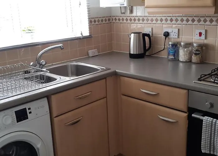 Hawksworth House In Birmingham Near Solihull, Near Nec, Hs2, Jaguar Land Rover, Bear Grylls Centre, Resorts World And Birmingham Airport With A Garage And Free Parking, Great For Families