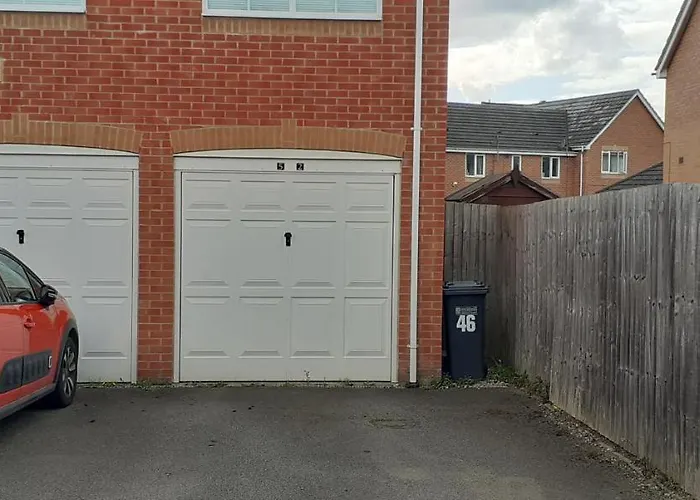 Hawksworth House In Birmingham Near Solihull, Near Nec, Hs2, Jaguar Land Rover, Bear Grylls Centre, Resorts World And Birmingham Airport With A Garage And Free Parking, Great For Families